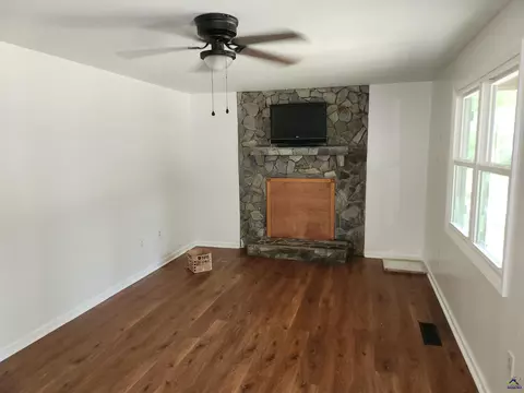 Living - 172 Field Dr, Byron, GA 31008 photo 2 of 2