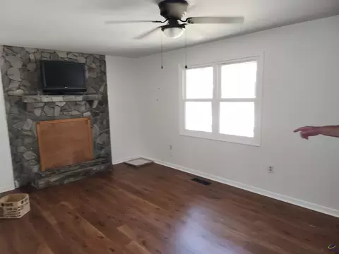 Living - 172 Field Dr, Byron, GA 31008 photo 1 of 2