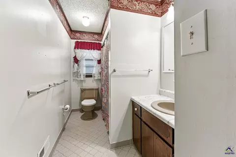 Bath - 108 Waldorf Dr, Perry, GA 31069 photo 4 of 5
