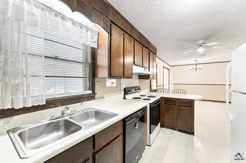 Kitchen - 108 Waldorf Dr, Perry, GA 31069 photo 2 of 3