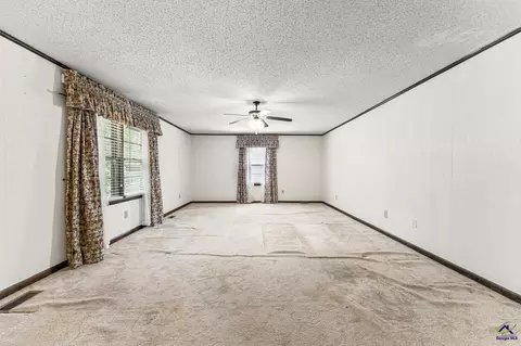 Living - 108 Waldorf Dr, Perry, GA 31069 photo 1 of 2