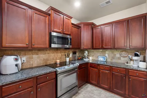 Kitchen - 203 Christopher Luke Cir, Perry, GA 31069 photo 2 of 4