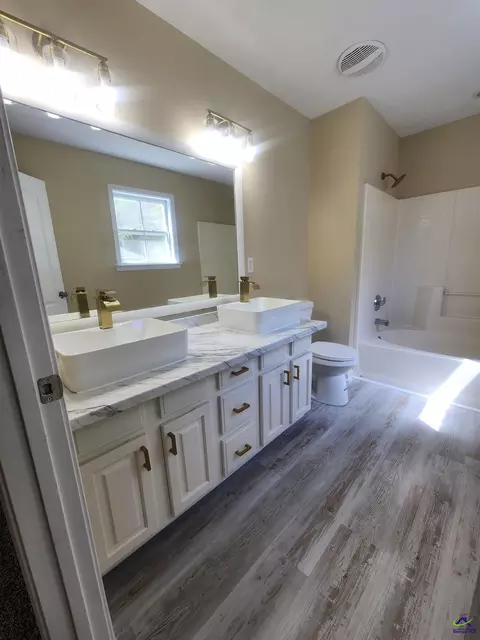 Bath - 104 Silver Maple Ct, Byron, GA 31008 photo 2 of 3