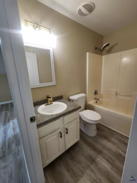 Bath - 104 Silver Maple Ct, Byron, GA 31008 photo 3 of 3