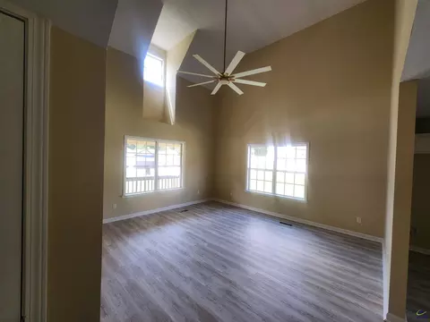 Living - 104 Silver Maple Ct, Byron, GA 31008 photo 2 of 3