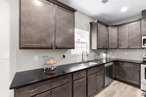 Kitchen - 105 Red Cedar Run, Perry, GA 31069 photo 9 of 15