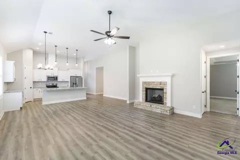 Living - 504 Clifton Rd, Perry, GA 31069 photo 2 of 3