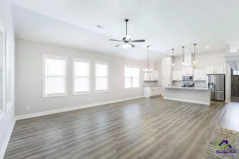 Living - 504 Clifton Rd, Perry, GA 31069 photo 3 of 3