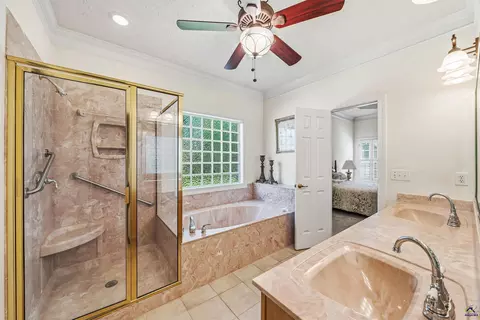 Bath - 206 N Hampton Pl, Perry, GA 31069 photo 1 of 1