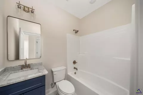 Bath - 143 Early Dr, Byron, GA 31008 photo 1 of 4