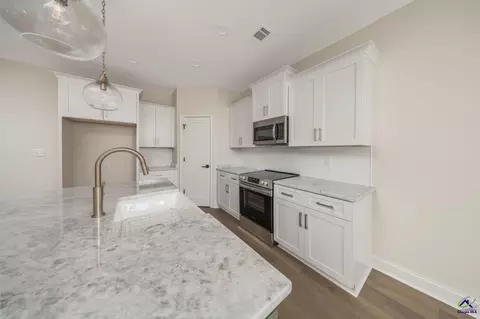 Kitchen - 143 Early Dr, Byron, GA 31008 photo 3 of 4