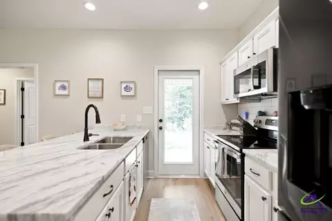 Kitchen - 141 Red Tail Cir, Byron, GA 31008 photo 3 of 4