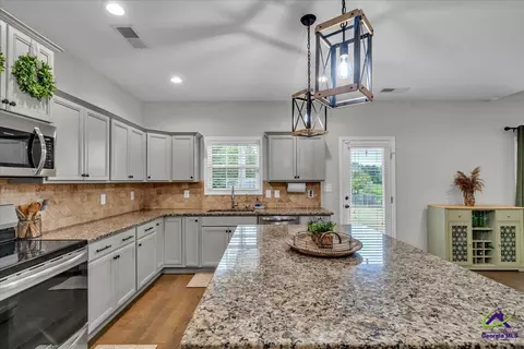 Kitchen - 200 Brampton Way, Perry, GA 31069 photo 3 of 4