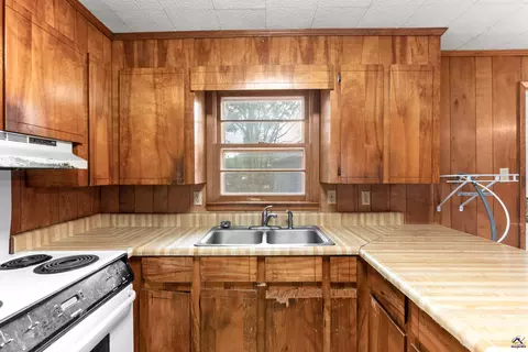 Kitchen - 102 Lee St, Centerville, GA 31028 photo 4 of 6