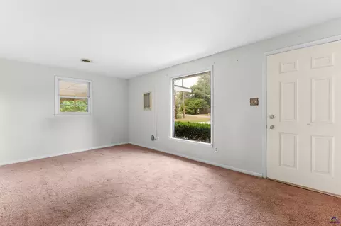 Living - 102 Lee St, Centerville, GA 31028 photo 2 of 9