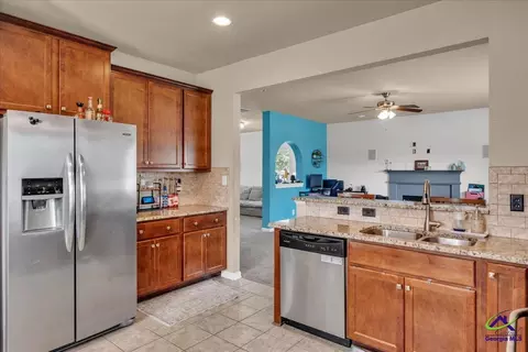 Kitchen - 200 Amelia Dr, Byron, GA 31008 photo 3 of 4