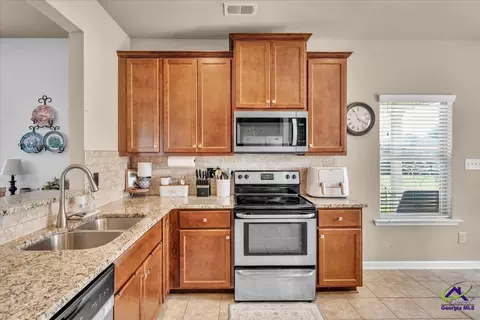 Kitchen - 200 Amelia Dr, Byron, GA 31008 photo 4 of 4