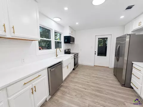 Kitchen - 103 Edna Pl, Warner Robins, GA 31093 photo 2 of 4