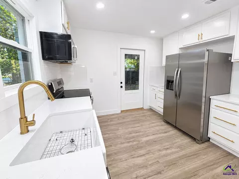 Kitchen - 103 Edna Pl, Warner Robins, GA 31093 photo 3 of 4