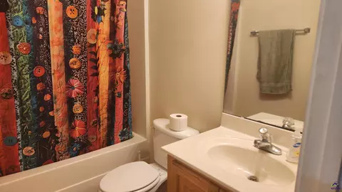 Bath - 220 Carrington Ln, Centerville, GA 31028 photo 3 of 3