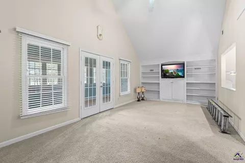 Living - 109 Crest Pointe Pointe, Warner Robins, GA 31088 photo 9 of 10