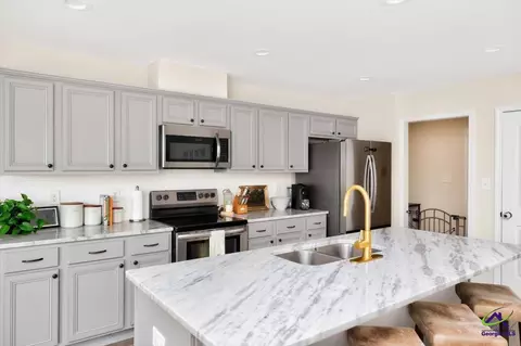 Kitchen - 708 Daisy Dr, Perry, GA 31069 photo 4 of 8