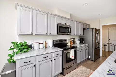 Kitchen - 708 Daisy Dr, Perry, GA 31069 photo 6 of 8