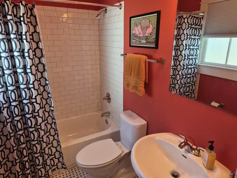 Bath - 994 Elm St, Macon, GA 31201 photo 1 of 3