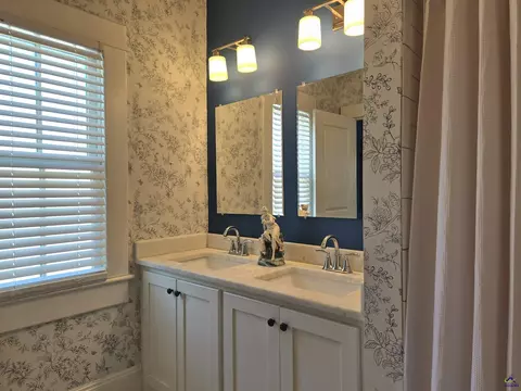 Bath - 994 Elm St, Macon, GA 31201 photo 3 of 3