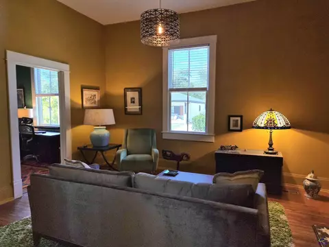 Living - 994 Elm St, Macon, GA 31201 photo 1 of 3