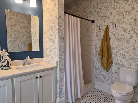 Bath - 994 Elm St, Macon, GA 31201 photo 2 of 3