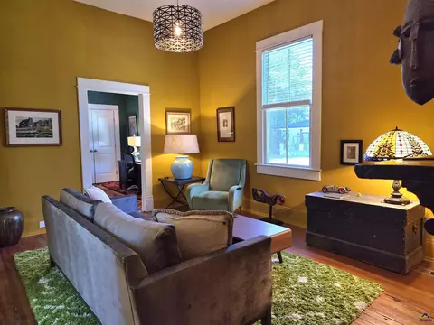 Living - 994 Elm St, Macon, GA 31201 photo 2 of 3