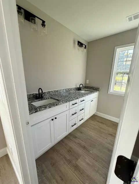 Bath - 217 Sutton Dr, Perry, GA 31069 photo 2 of 3