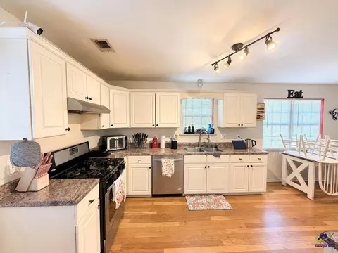 Kitchen - 119 Springfield Ln, Warner Robins, GA 31088 photo 1 of 2