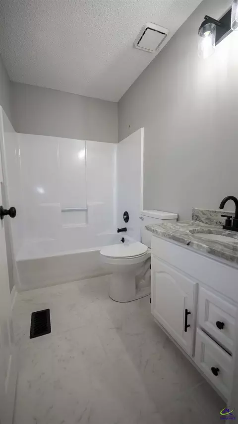 Bath - 103 Persimmon Glen Ct, Centerville, GA 31028 photo 1 of 4