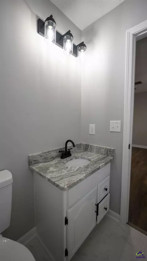 Bath - 103 Persimmon Glen Ct, Centerville, GA 31028 photo 2 of 4