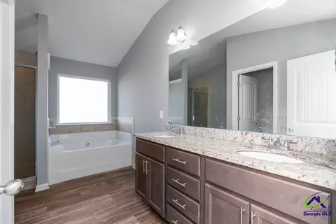 Bath - 1010 Lime St, Byron, GA 31008 photo 1 of 2