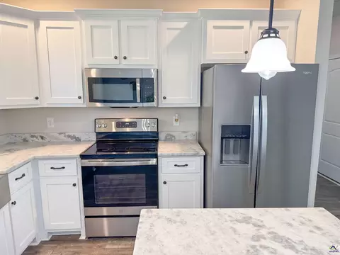 Kitchen - 108 Summit Dr, Byron, GA 31008 photo 3 of 9