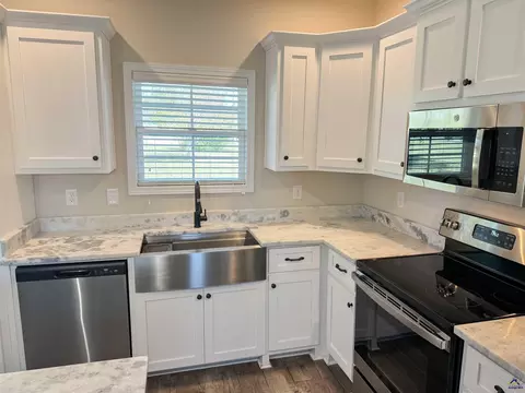 Kitchen - 108 Summit Dr, Byron, GA 31008 photo 4 of 9