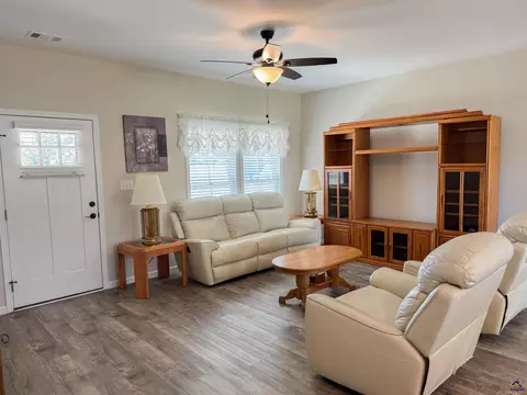 Living - 108 Summit Dr, Byron, GA 31008 photo 2 of 4