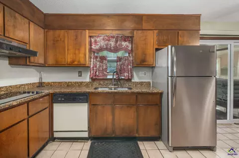 Kitchen - 214 Pellimore Dr, Warner Robins, GA 31088 photo 2 of 2
