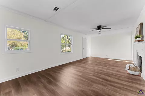 Living - 112 Thomas Blvd, Warner Robins, GA 31093 photo 4 of 4