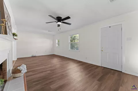 Living - 112 Thomas Blvd, Warner Robins, GA 31093 photo 2 of 4
