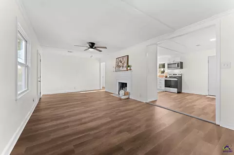 Living - 112 Thomas Blvd, Warner Robins, GA 31093 photo 3 of 4