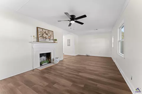 Living - 112 Thomas Blvd, Warner Robins, GA 31093 photo 1 of 4
