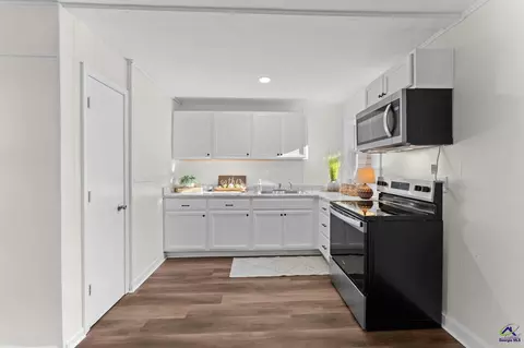 Kitchen - 112 Thomas Blvd, Warner Robins, GA 31093 photo 1 of 3