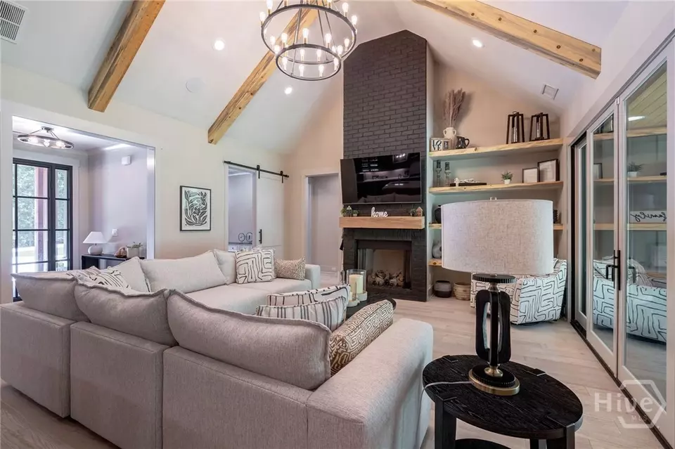 Living - 114 Parkside Ln, Eatonton, GA 31024 photo 2 of 5