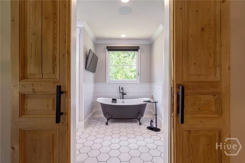 Bath - 114 Parkside Ln, Eatonton, GA 31024 photo 2 of 13