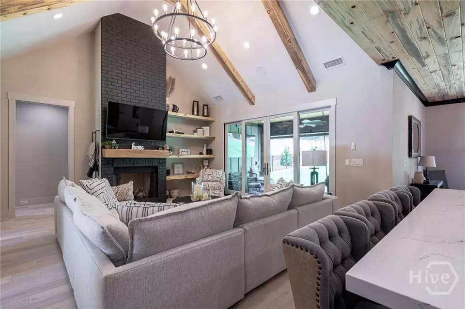 Living - 114 Parkside Ln, Eatonton, GA 31024 photo 3 of 5