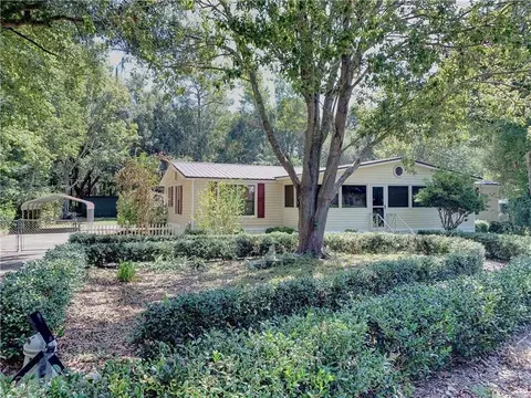 907 Oak St, Darien, GA 31305